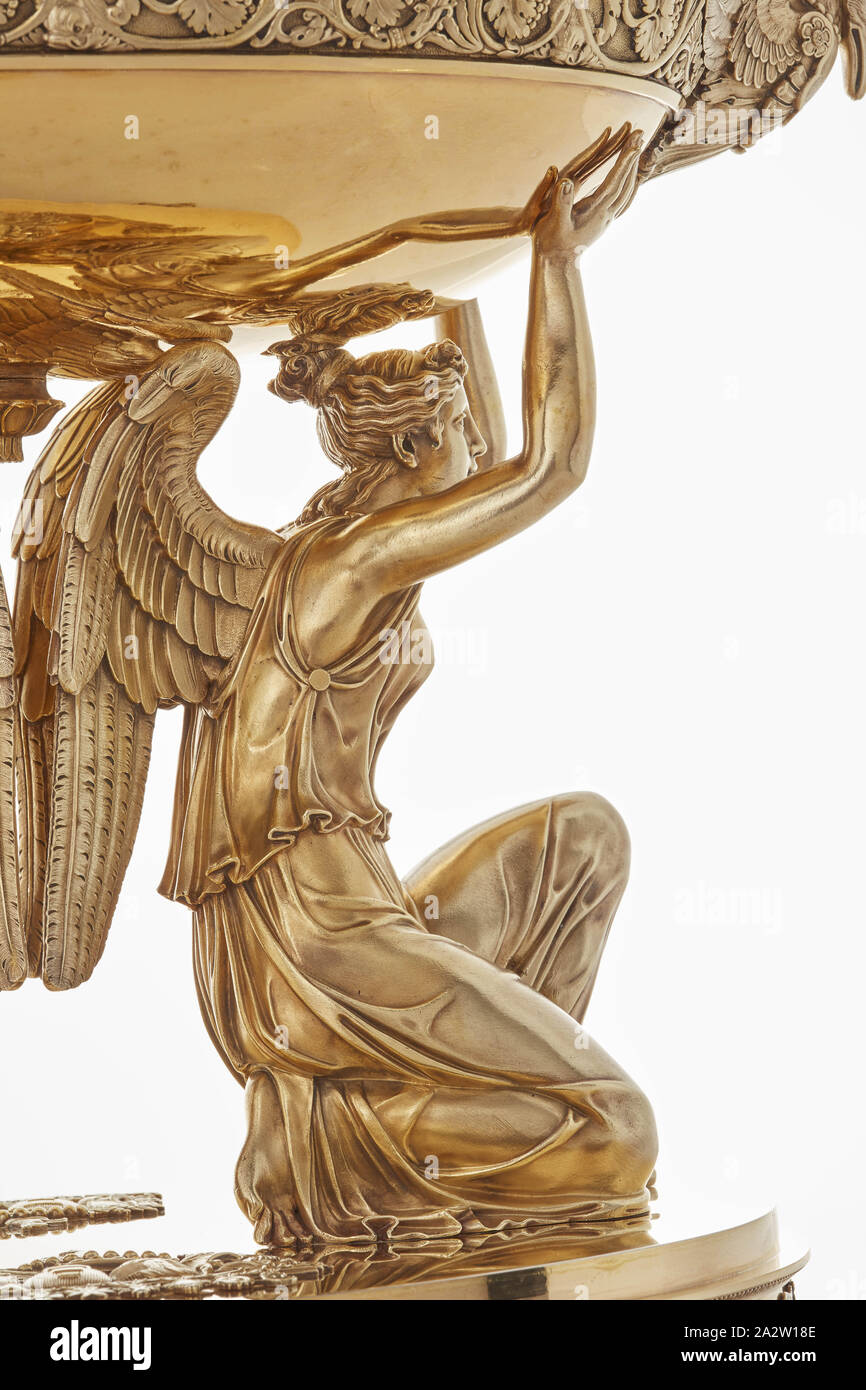 Suppenschüssel, Abdeckung, und die Büchse aus der Branicki, Jean-Baptiste-Claude Odiot (Französisch, 1763-1850), Pierre-Paul Prud'hon, Designer (Französisch, 1758-1823), Adrien-Louis-Marie Cavelier, Designer (Französisch, 1785-1867), 1819, vergoldetem Silber, 21-1/16 x28-5/8 x 10-3/8-in., garantieren (Steuer-) Markierungen für die Jahre 1809-1819 und 1819-1838 Maker's Mark für Jean-Baptiste-Claude Odiot ersten Titel (Assay) Marken (950/1000 Teile der schönen Metall), die dekorativen Künste Stockfoto