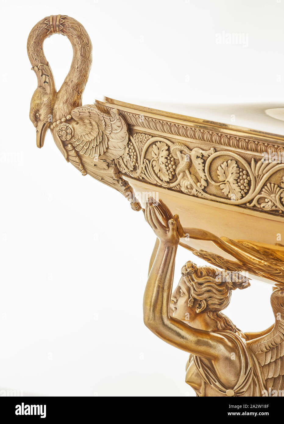 Suppenschüssel, Abdeckung, und die Büchse aus der Branicki, Jean-Baptiste-Claude Odiot (Französisch, 1763-1850), Pierre-Paul Prud'hon, Designer (Französisch, 1758-1823), Adrien-Louis-Marie Cavelier, Designer (Französisch, 1785-1867), 1819, vergoldetem Silber, 21-1/16 x28-5/8 x 10-3/8-in., garantieren (Steuer-) Markierungen für die Jahre 1809-1819 und 1819-1838 Maker's Mark für Jean-Baptiste-Claude Odiot ersten Titel (Assay) Marken (950/1000 Teile der schönen Metall), die dekorativen Künste Stockfoto