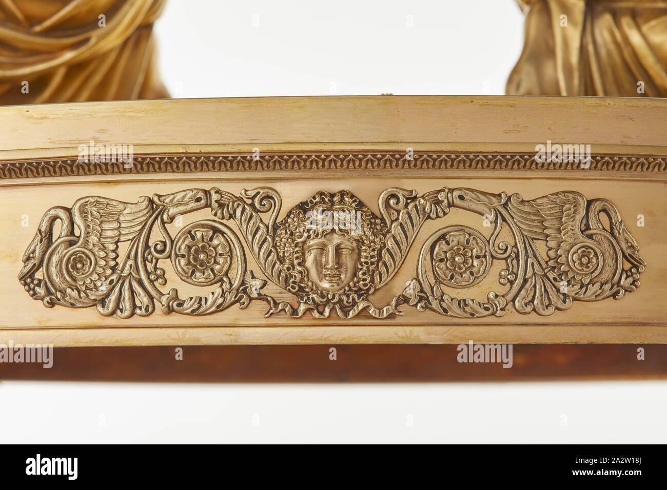 Suppenschüssel, Abdeckung, und die Büchse aus der Branicki, Jean-Baptiste-Claude Odiot (Französisch, 1763-1850), Pierre-Paul Prud'hon, Designer (Französisch, 1758-1823), Adrien-Louis-Marie Cavelier, Designer (Französisch, 1785-1867), 1819, vergoldetem Silber, 21-1/16 x28-5/8 x 10-3/8-in., garantieren (Steuer-) Markierungen für die Jahre 1809-1819 und 1819-1838 Maker's Mark für Jean-Baptiste-Claude Odiot ersten Titel (Assay) Marken (950/1000 Teile der schönen Metall), die dekorativen Künste Stockfoto
