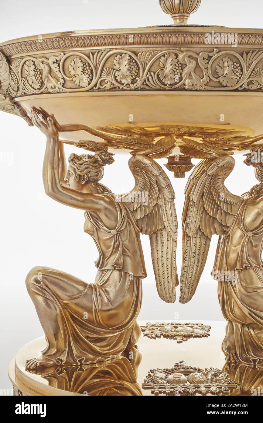 Suppenschüssel, Abdeckung, und die Büchse aus der Branicki, Jean-Baptiste-Claude Odiot (Französisch, 1763-1850), Pierre-Paul Prud'hon, Designer (Französisch, 1758-1823), Adrien-Louis-Marie Cavelier, Designer (Französisch, 1785-1867), 1819, vergoldetem Silber, 21-1/16 x28-5/8 x 10-3/8-in., garantieren (Steuer-) Markierungen für die Jahre 1809-1819 und 1819-1838 Maker's Mark für Jean-Baptiste-Claude Odiot ersten Titel (Assay) Marken (950/1000 Teile der schönen Metall), die dekorativen Künste Stockfoto