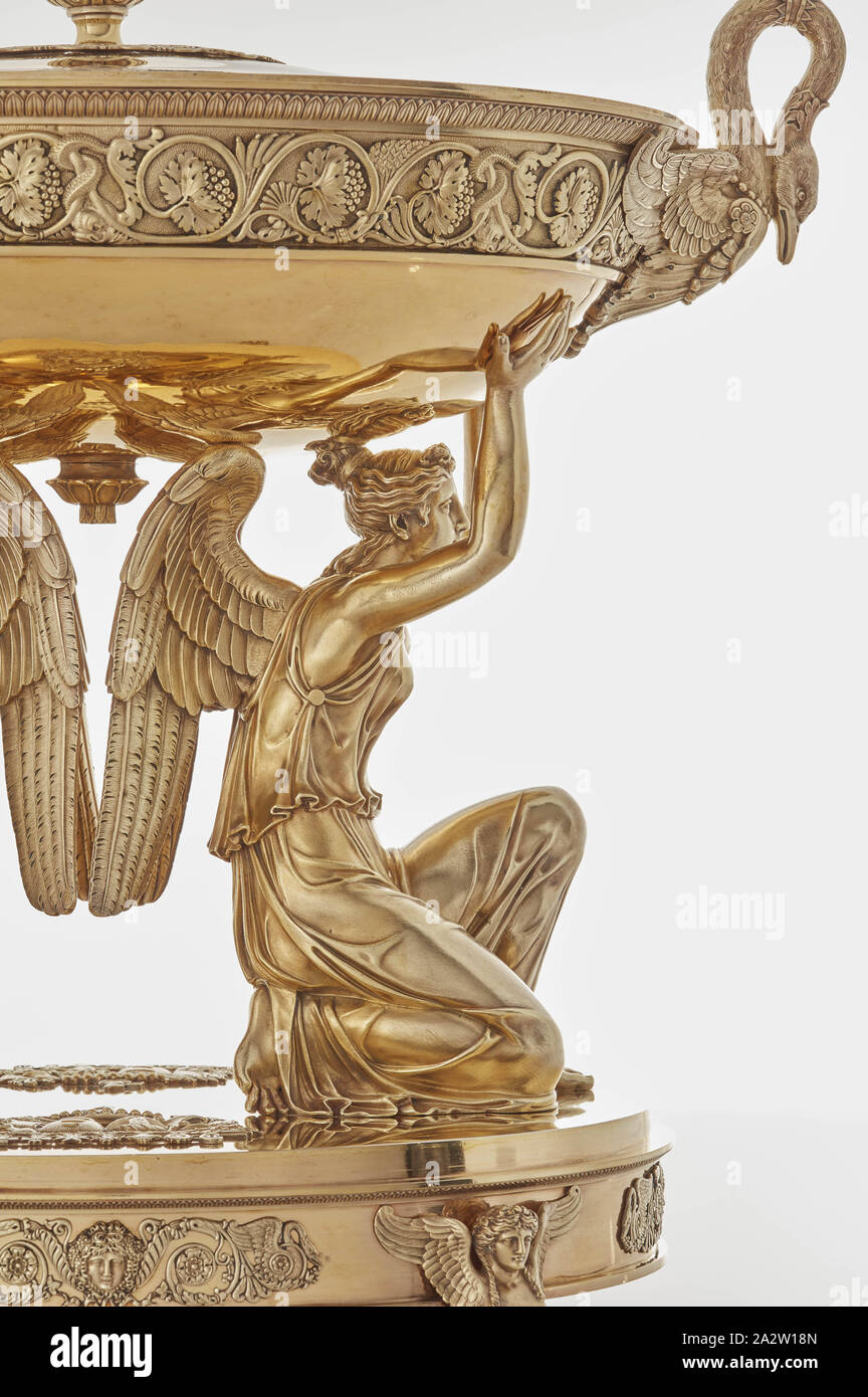 Suppenschüssel, Abdeckung, und die Büchse aus der Branicki, Jean-Baptiste-Claude Odiot (Französisch, 1763-1850), Pierre-Paul Prud'hon, Designer (Französisch, 1758-1823), Adrien-Louis-Marie Cavelier, Designer (Französisch, 1785-1867), 1819, vergoldetem Silber, 21-1/16 x28-5/8 x 10-3/8-in., garantieren (Steuer-) Markierungen für die Jahre 1809-1819 und 1819-1838 Maker's Mark für Jean-Baptiste-Claude Odiot ersten Titel (Assay) Marken (950/1000 Teile der schönen Metall), die dekorativen Künste Stockfoto