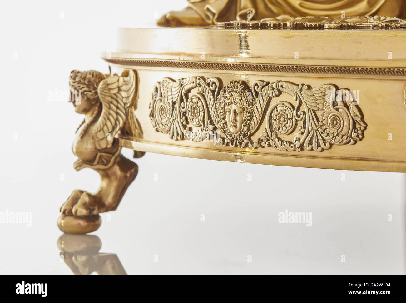 Suppenschüssel, Abdeckung, und die Büchse aus der Branicki, Jean-Baptiste-Claude Odiot (Französisch, 1763-1850), Pierre-Paul Prud'hon, Designer (Französisch, 1758-1823), Adrien-Louis-Marie Cavelier, Designer (Französisch, 1785-1867), 1819, vergoldetem Silber, 21-1/16 x28-5/8 x 10-3/8-in., garantieren (Steuer-) Markierungen für die Jahre 1809-1819 und 1819-1838 Maker's Mark für Jean-Baptiste-Claude Odiot ersten Titel (Assay) Marken (950/1000 Teile der schönen Metall), die dekorativen Künste Stockfoto