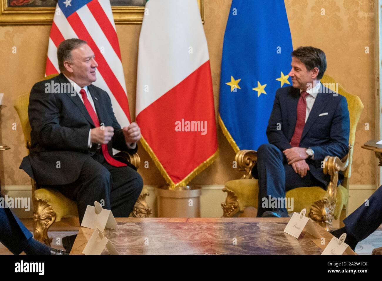 Us-Staatssekretär Mike Pompeo, links, bei einem bilateralen Treffen mit dem italienischen Ministerpräsidenten Giuseppe Conte an der Chigi Palast 2. Oktober 2019 in Rom, Italien. Stockfoto