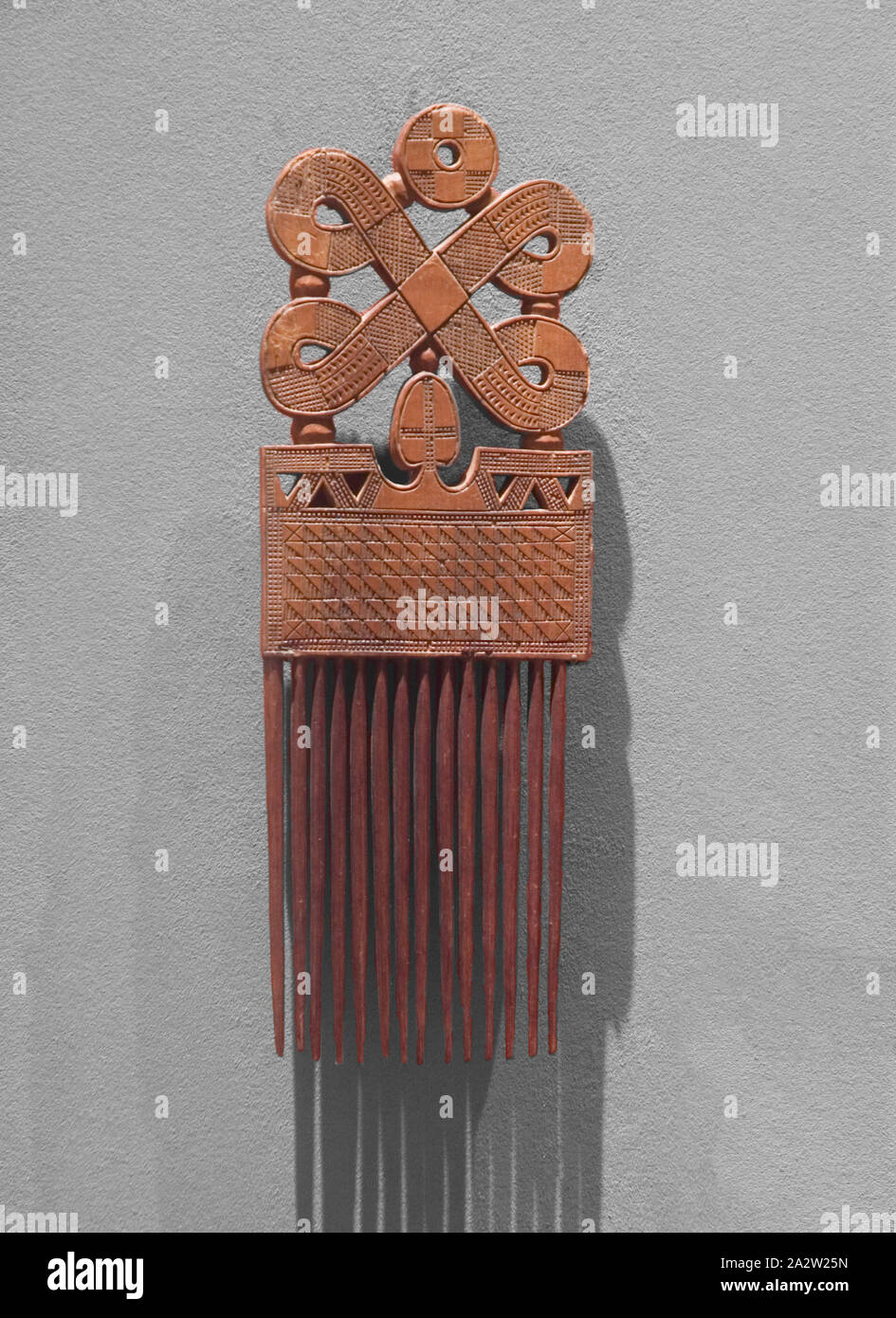 Kamm, Baule, 20. Jahrhundert, Holz, 9-1/2 x 3 x 1 in., Afrikanische Kunst Stockfoto