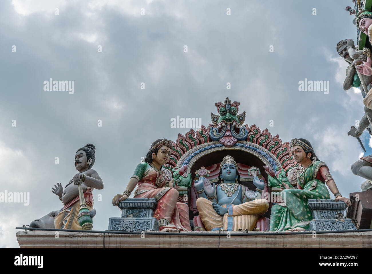 Singapur - 22. März 2019: Sri Mariamman Hindu Tempel auf der South Bridge Road. Nahaufnahme der Nische der Blue Lord Vishnu mit zwei Weiber, Lakshmi und Bhu, auf Stockfoto