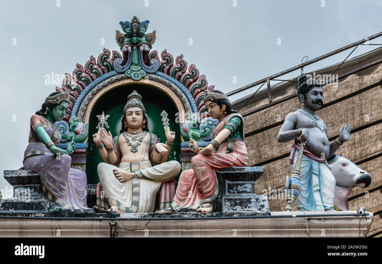 Singapur - 22. März 2019: Sri Mariamman Hindu Tempel auf der South Bridge Road. Nahaufnahme der Nische der Lord Murugan mit zwei Weiber, Valli und Devasena, auf der o Stockfoto