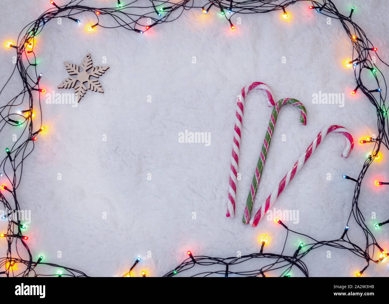 Helle Weihnachten Hintergrund, Schneeflocke und Bonbons von weihnachtsgirlande umgeben, Makro Stockfoto