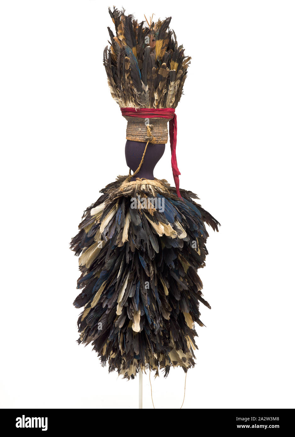 Zeremonielle Ensemble, Toma, Loma, Mitte des 20. Jahrhunderts, Stoff, Federn, Bast, A) Mantel: H: 38 x 36 in., B) Kopfschmuck: H: 26-1/2-in., Liberia, Guinea, Textil und Mode Kunst Stockfoto