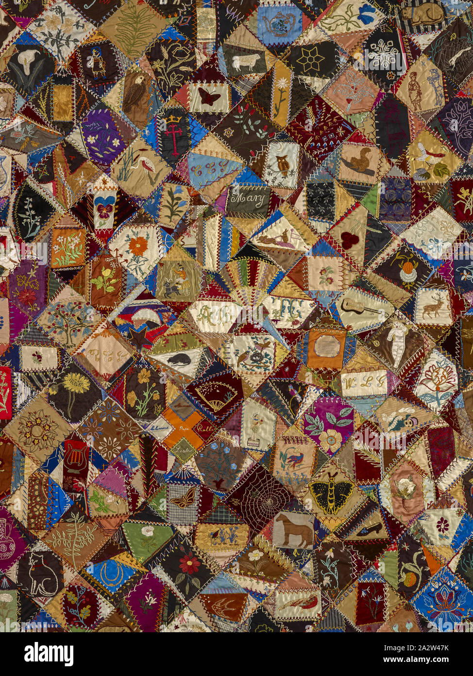 Crazy Quilt, Victorene Parsons Mitchell (American, 1829-1916), ca. 1883-1893, Seide, Samt, Baumwolle, zusammengesetzt, bestickt und bemalt, 74 x 65 in., in sechs Plätze in der Nähe von Zentrum (ein Name/Initialen pro Platz): C E G, Maria, G, T G R E G, W L G bestickt in einem einzigen Platz in der Nähe Zentrum: Mamma, Clarence, Papa, Rollin, Leslie, Textil und Mode Kunst bestickt Stockfoto