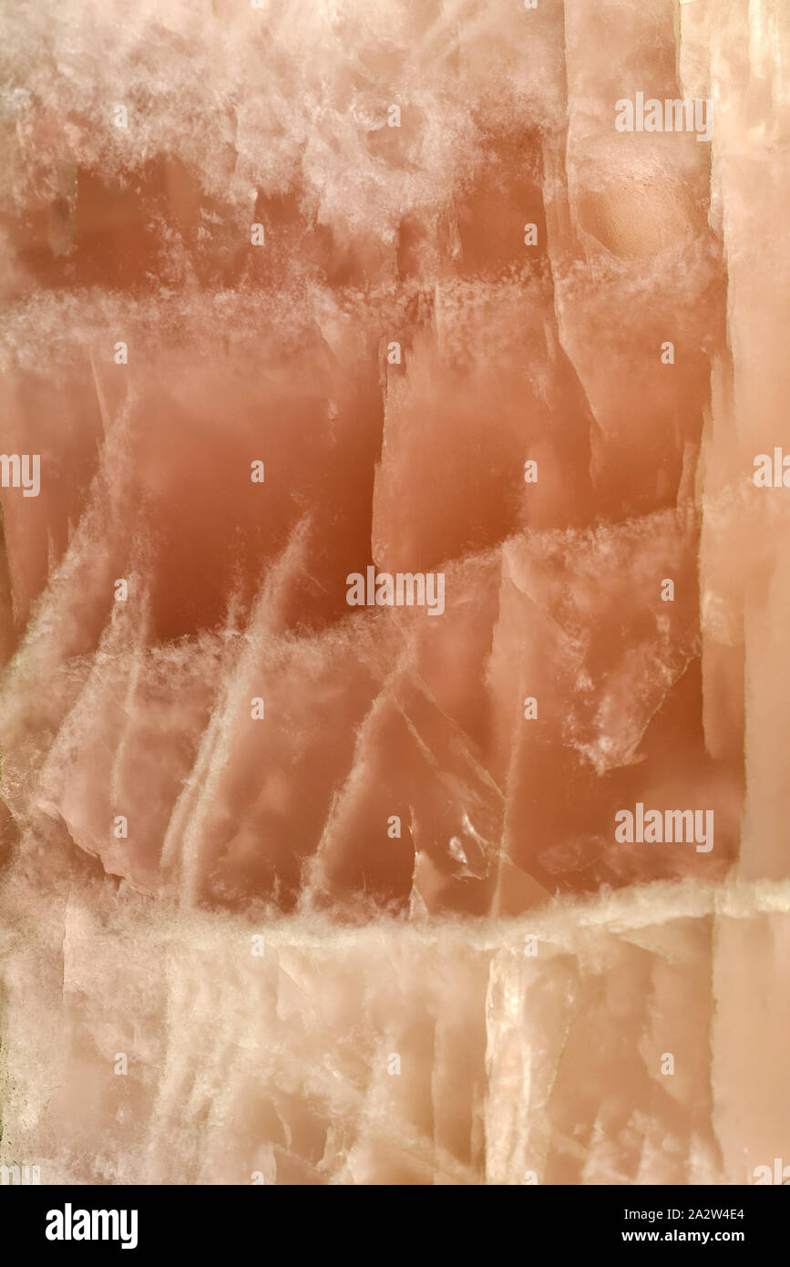 Hintergründe und Texturen: Querschnitt der rosa Quarz, schöne dekorative Stein, abstrakte Muster der Risse, Flecken und Verfärbungen, natürlichen Hintergrund Stockfoto