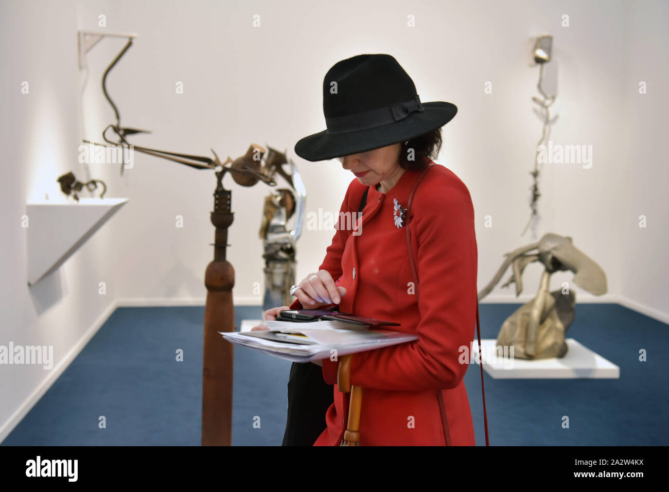 Mitglieder der Öffentlichkeit, Kunstliebhaber und Sammler nehmen an der Eröffnung der Kunstmesse Freize Meister im Regent's Park, London, wo Galerien aus Stockfoto