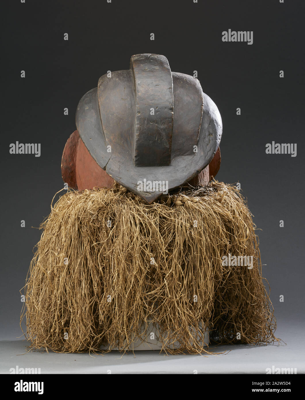 Helm Maske, Kwese, erste Hälfte des 20. Jahrhunderts, Holz, Pigment, Faser, 15-3/4 x 18-1/2 x 16 in., Afrikanische Kunst Stockfoto