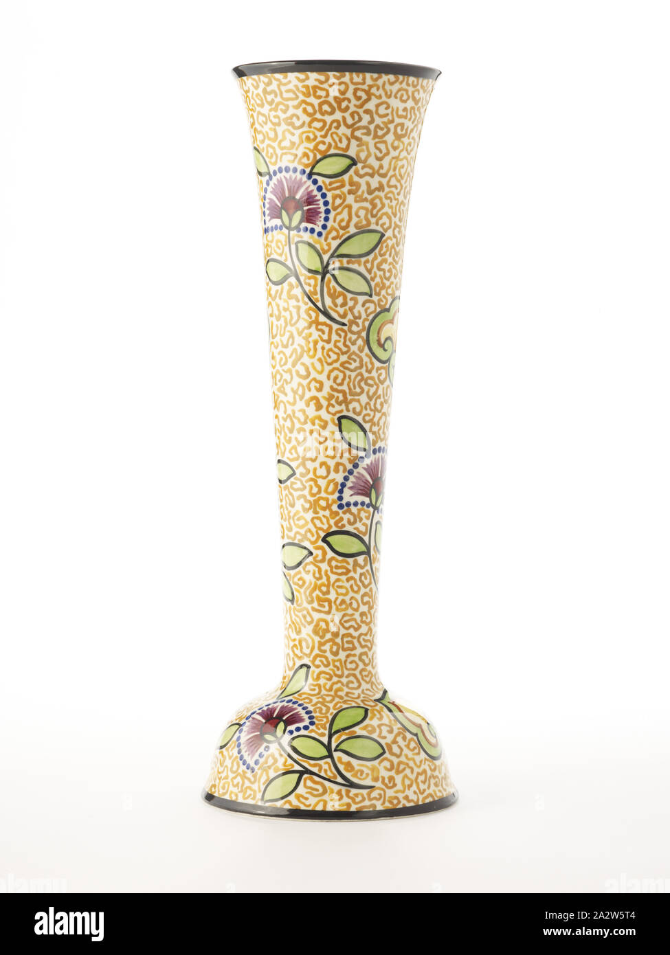 Vase, Wiener Kunstkeramische Werkstätte, Hersteller, ca. 1910-1920, glasierte Irdenware, 14-1/2 x 5-1/4 (Durchm.)., gestempelt Österreich, 1339, 39, D 203 gestempelt, Maker's Mark, die dekorativen Künste Stockfotografie
