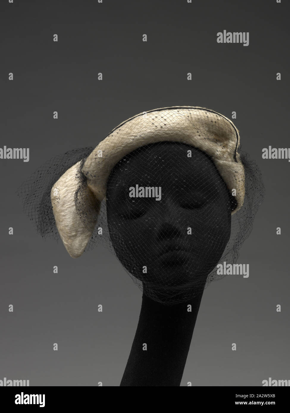 Hut, 1940er Jahre, Seide, Baumwolle, Stroh, Kleber, 7 x 10 x 9 in., Label: OPE 13-21, Rose, 8. Rue de la Paix. Paris, Textil und Mode Kunst Stockfoto