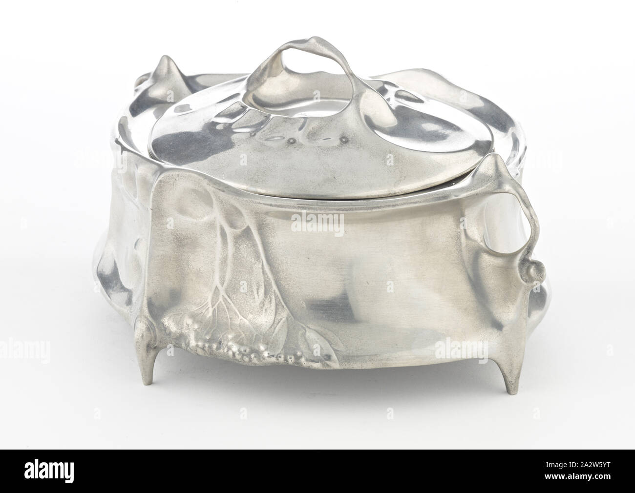 Gebäckschale mit Deckel, J.P. Kayser und Sohn AG, Hersteller (Deutsch), Zinn, A) Box: 3-1/2 x 9 x 6-1/2 in. B) Deckel: 1 x 5 (Durchm.)., die dekorativen Künste Stockfoto