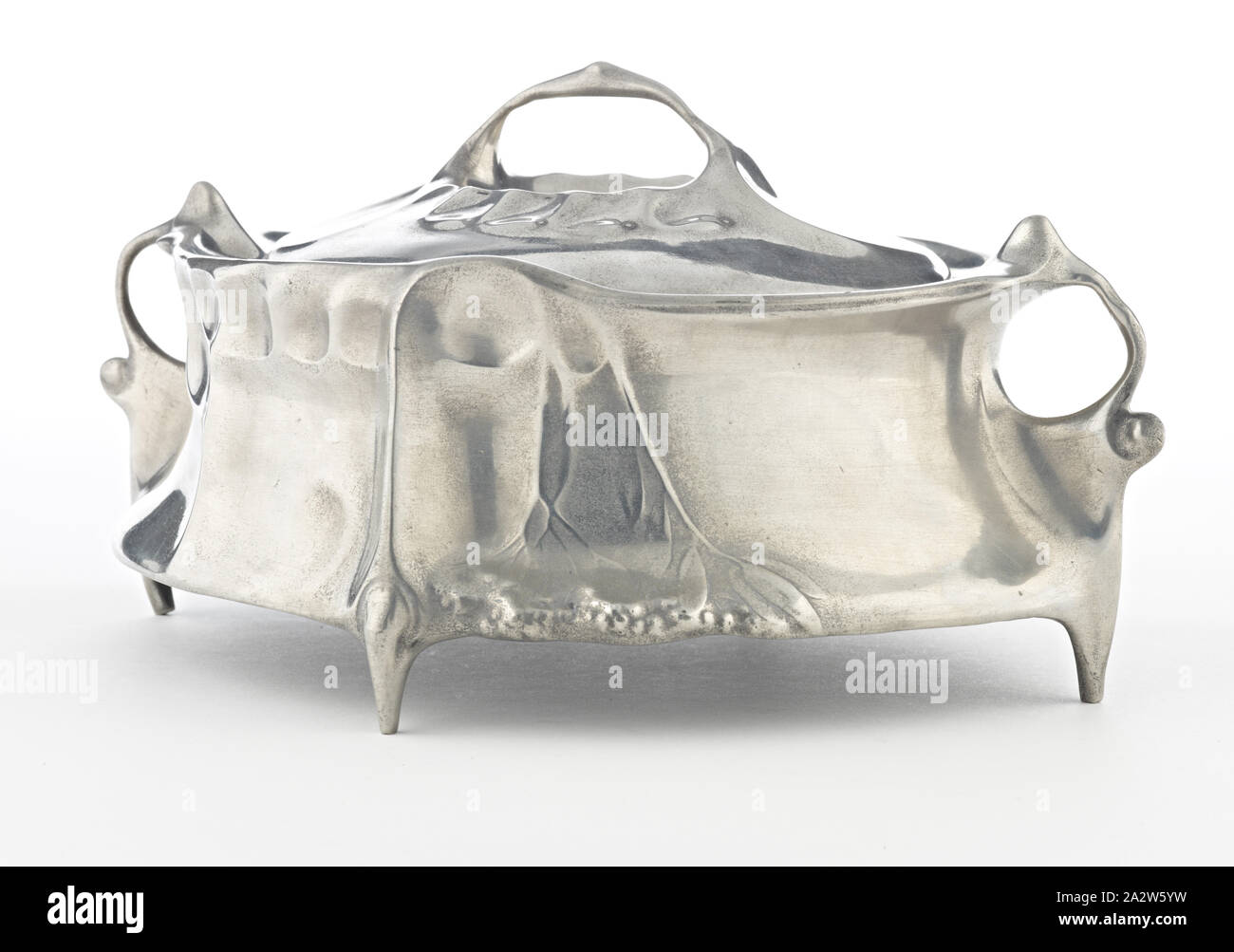 Gebäckschale mit Deckel, J.P. Kayser und Sohn AG, Hersteller (Deutsch), Zinn, A) Box: 3-1/2 x 9 x 6-1/2 in. B) Deckel: 1 x 5 (Durchm.)., die dekorativen Künste Stockfoto