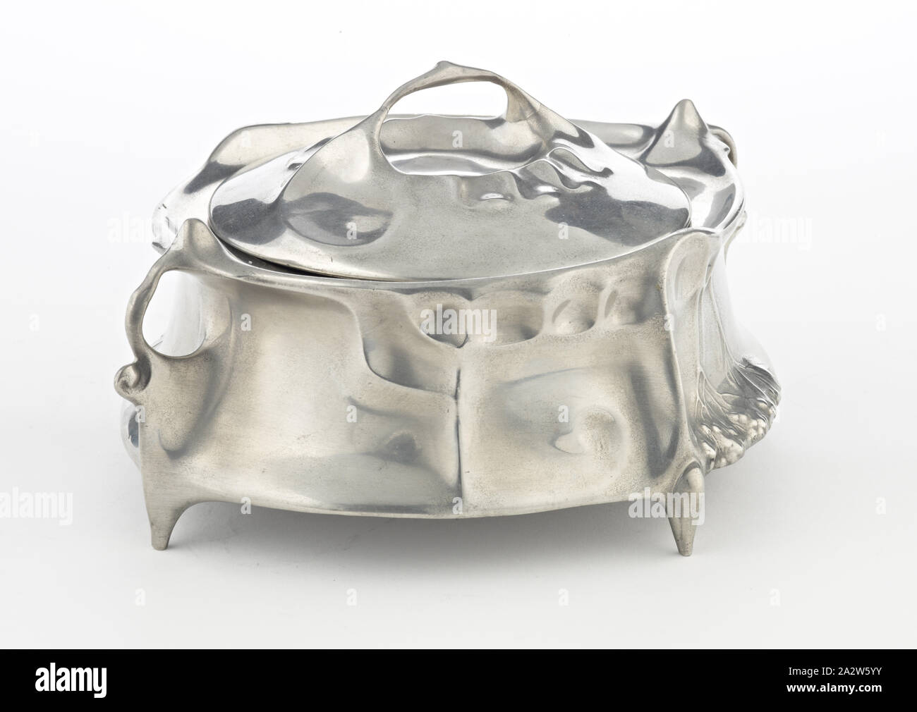 Gebäckschale mit Deckel, J.P. Kayser und Sohn AG, Hersteller (Deutsch), Zinn, A) Box: 3-1/2 x 9 x 6-1/2 in. B) Deckel: 1 x 5 (Durchm.)., die dekorativen Künste Stockfoto