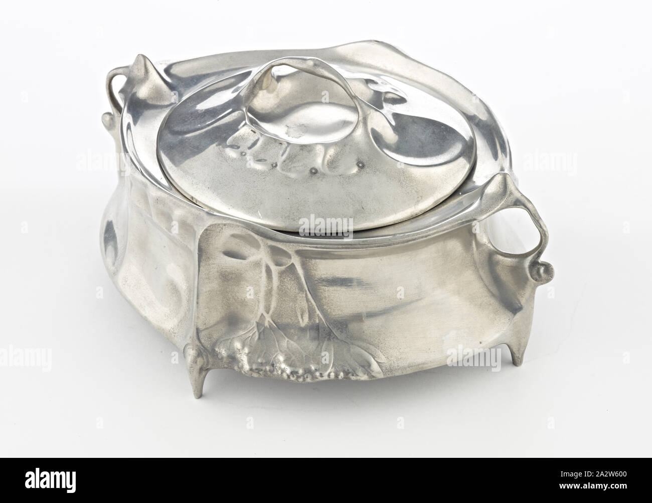 Gebäckschale mit Deckel, J.P. Kayser und Sohn AG, Hersteller (Deutsch), Zinn, A) Box: 3-1/2 x 9 x 6-1/2 in. B) Deckel: 1 x 5 (Durchm.)., die dekorativen Künste Stockfoto