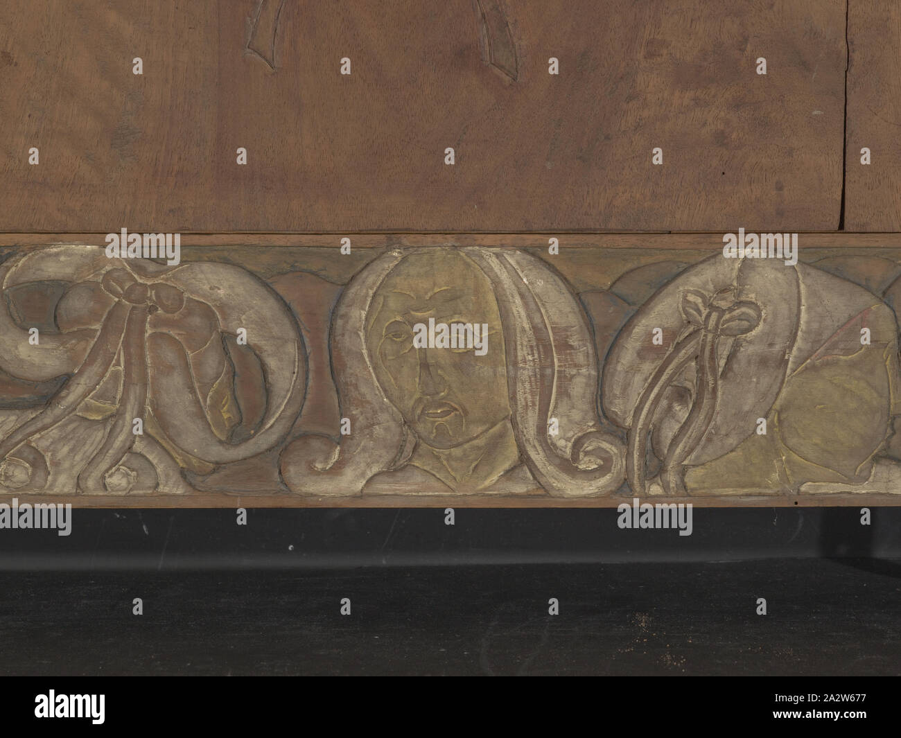 Ecke Schrank mit Breton Szenen, Emile Bernard (Französisch, 1868-1941), 1891-1892, geschnitzt und polychromed Holz, 109-7/8 x 42-1/4 x 5-1/4 in., Europäische Malerei und Skulptur 1800-1945 Stockfoto