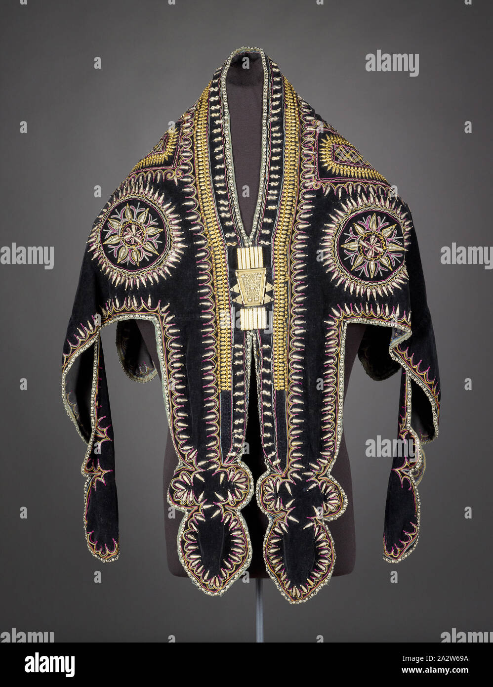 Zeremonielle Tunika, Amharisch, Anfang 1900, Seide, Samt, Metall Verzierungen, 37-1/2 x 63-1/2-in., Textil und Mode Kunst Stockfoto