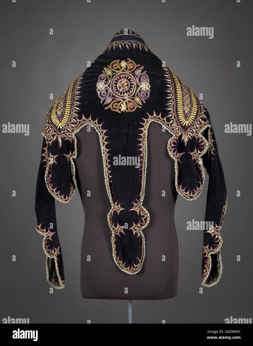 Zeremonielle Tunika, Amharisch, Anfang 1900, Seide, Samt, Metall Verzierungen, 37-1/2 x 63-1/2-in., Textil und Mode Kunst Stockfoto