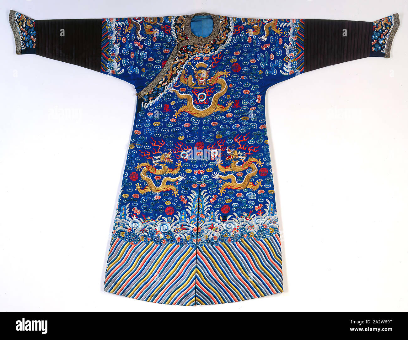 Des Menschen (Imperial) dragon Robe, Qing Dynastie, Qing Dynastie, ca. 1870, Seide Wandteppich (k'o-Ssu), 56-7/8 x 75 in., Textil und Mode Kunst Stockfoto