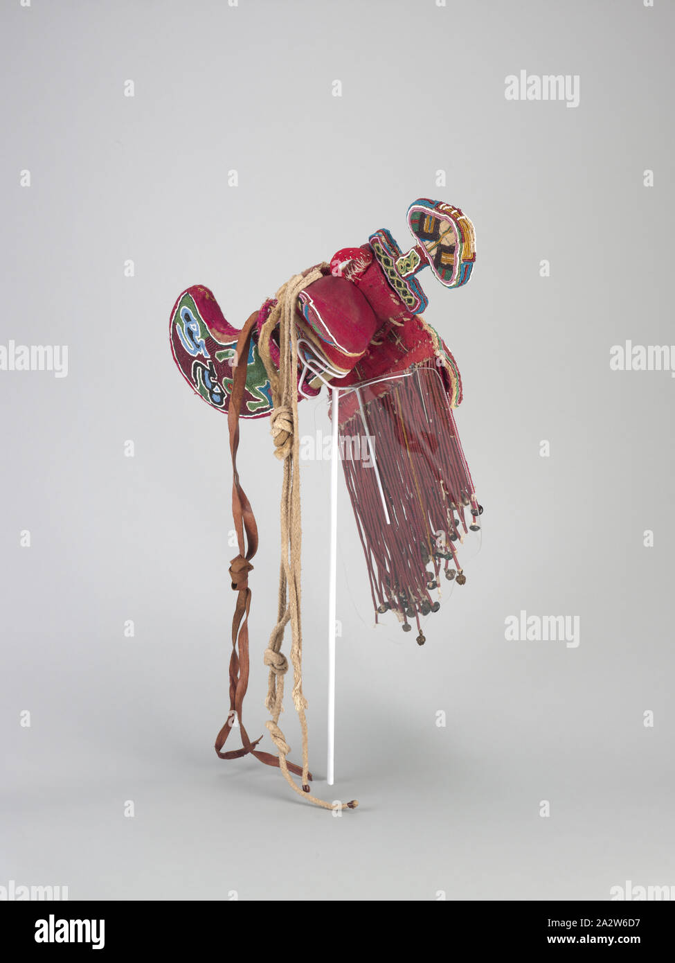 Zeremonielles Schwert und Mantel, Owo, Ende des 19. Jahrhunderts - Anfang des 20. Jahrhunderts, Glasperlen, Tuch, Elfenbein, Bügeleisen, etwa. L: 18 in. (Schwert in der Scheide), ca. L: 26 in. (Mit hängenden Elemente), Afrikanische Kunst Stockfoto