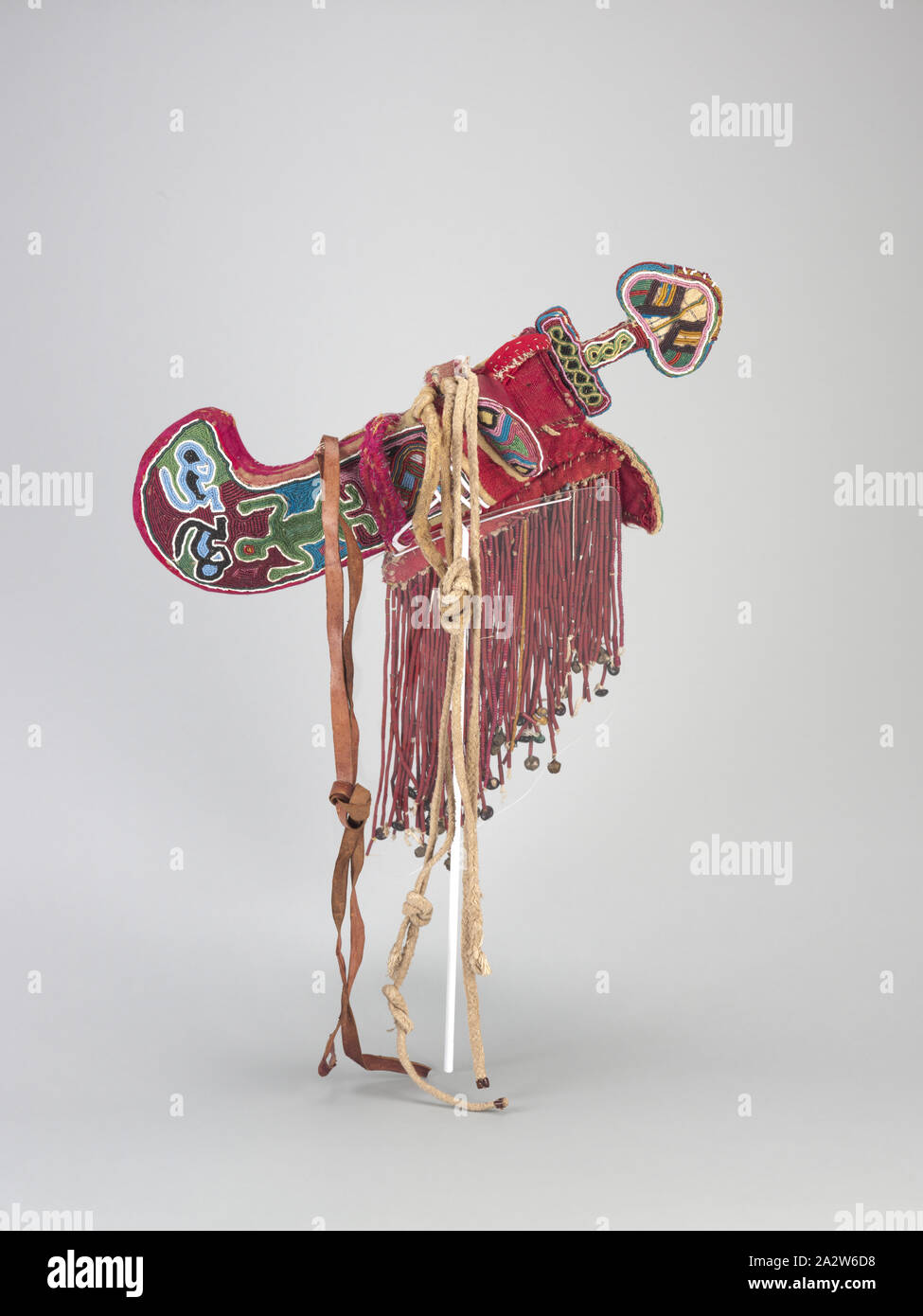 Zeremonielles Schwert und Mantel, Owo, Ende des 19. Jahrhunderts - Anfang des 20. Jahrhunderts, Glasperlen, Tuch, Elfenbein, Bügeleisen, etwa. L: 18 in. (Schwert in der Scheide), ca. L: 26 in. (Mit hängenden Elemente), Afrikanische Kunst Stockfoto