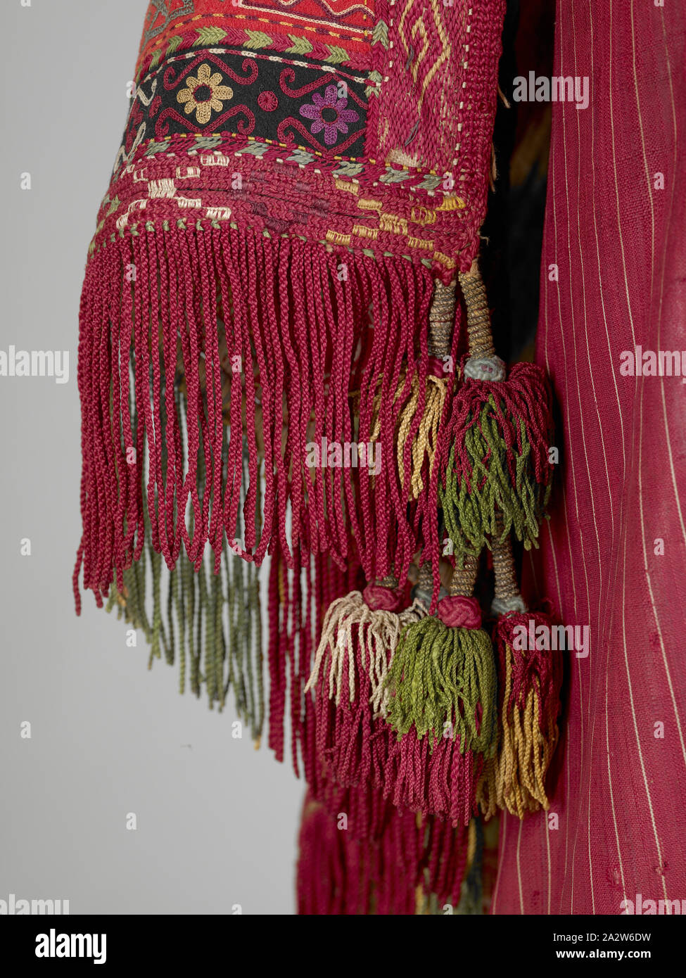 Die verheiratete Frau headress, Karakalpak Menschen, 1880s, Wolle bestickt mit Seide, Seide ikat Stoff, 62 x 64 in. (Mit Fransen), Textil und Mode Kunst Stockfoto