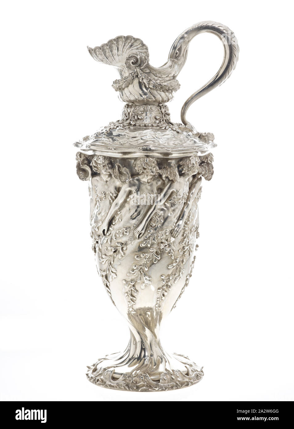 Goelet Racing Cup für Schooners, Charles Osborne, Designer (Amerikanische), Tiffany & Co., Hersteller (Amerikanische), 1885, silber, 29 x 13 x 12 in., eingeschrieben, am Hals unterhalb des Auswurfkrümmers eingraviert: Goelet Cup 1885 gestempelt auf der Unterseite des Fußes: Tiffany & Co, 8487 M8183, STERLING SILBER eingeschrieben, darunter Fuß in fließenden Skript geätzt: Die Goelet Cup für Schooners, August 3. Newport 1885. Gewonnen von Fortuna. Einträge, Rambler, Fortuna, Estrelle, Dauntless, Montauk, Clytie, Mohikaner, Äsche, Clio, die dekorativen Künste Stockfoto