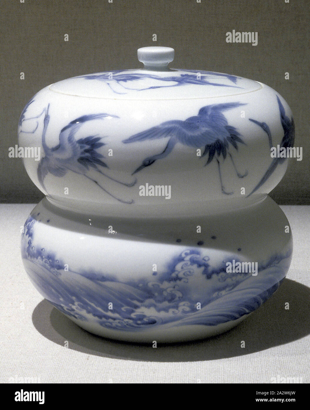 Wasser jar (mizusashi) mit Kränen über Wellen Design, Edo, Edo, 1800, Porzellan mit unterglasur Blau, 6-3/4 x 6-3/4 (Durchm.)., Asiatische Kunst Stockfoto