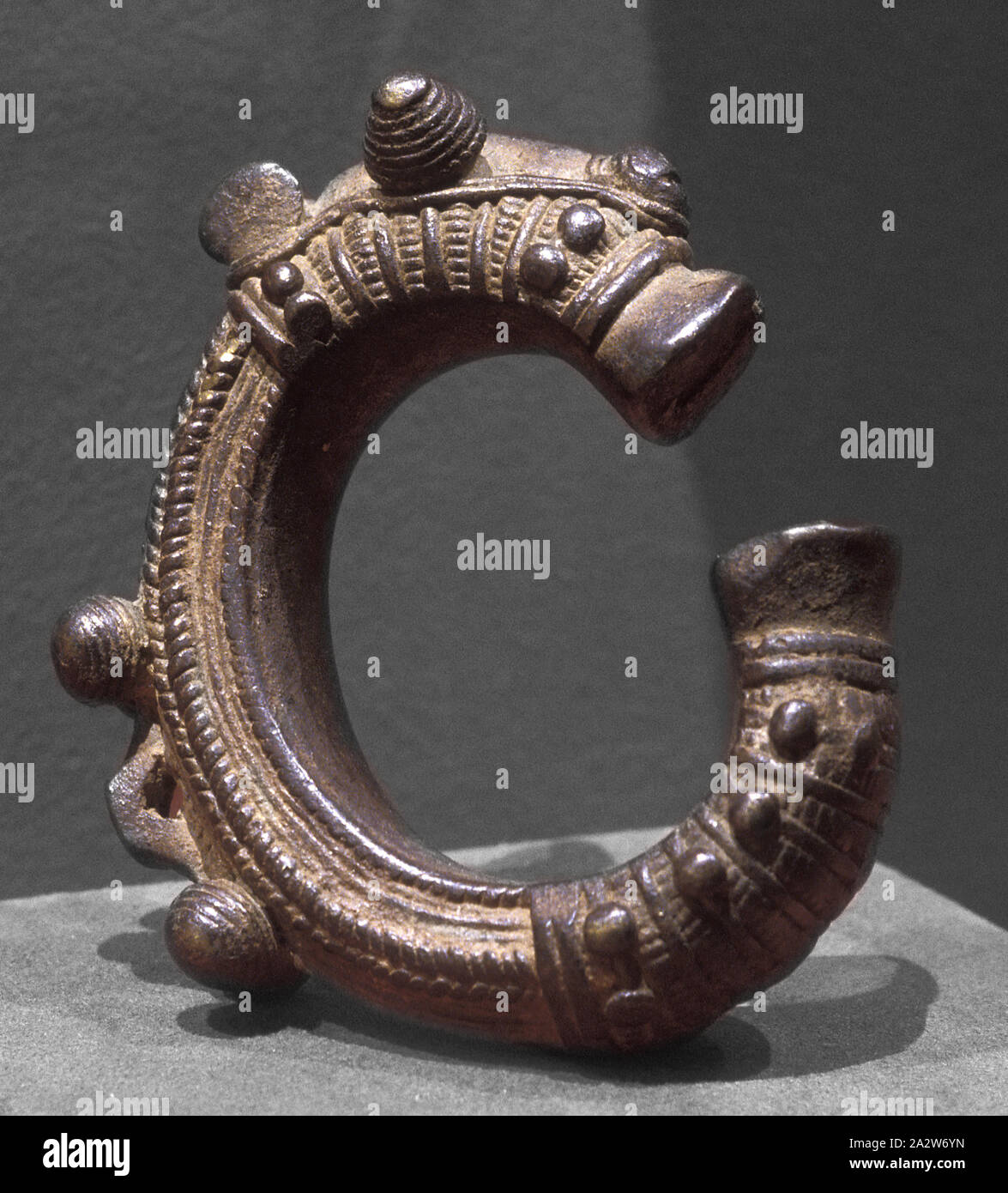Armband, Senufo, 20. Jahrhundert, Messing, Durchmesser: 4-1/4-in., Afrikanische Kunst Stockfoto