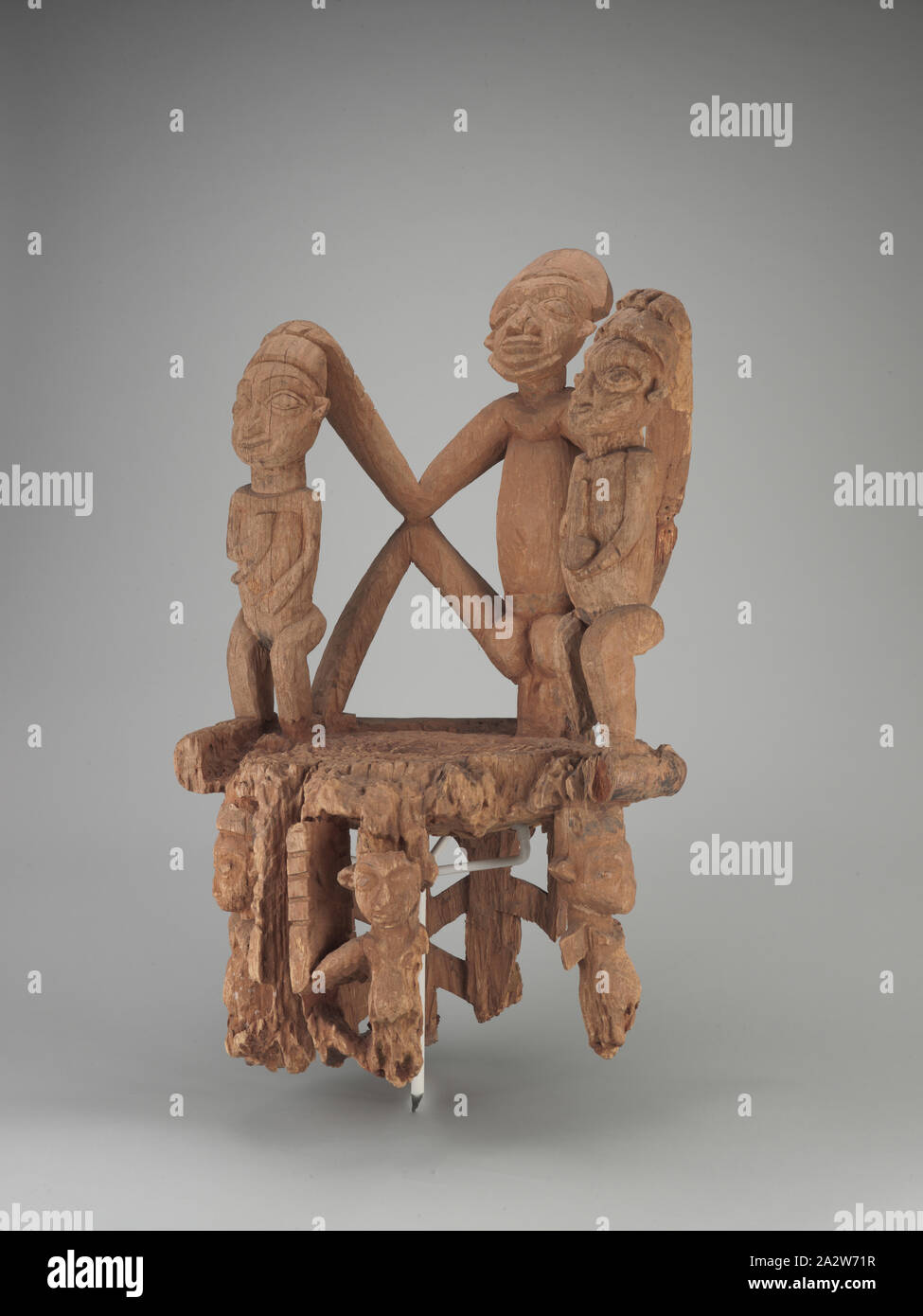 Thron, Bamileke Leute, 20. Jahrhundert, Holz, Pigment, 32-1/4 x 20-1/4 x 19 in., Afrikanische Kunst Stockfoto