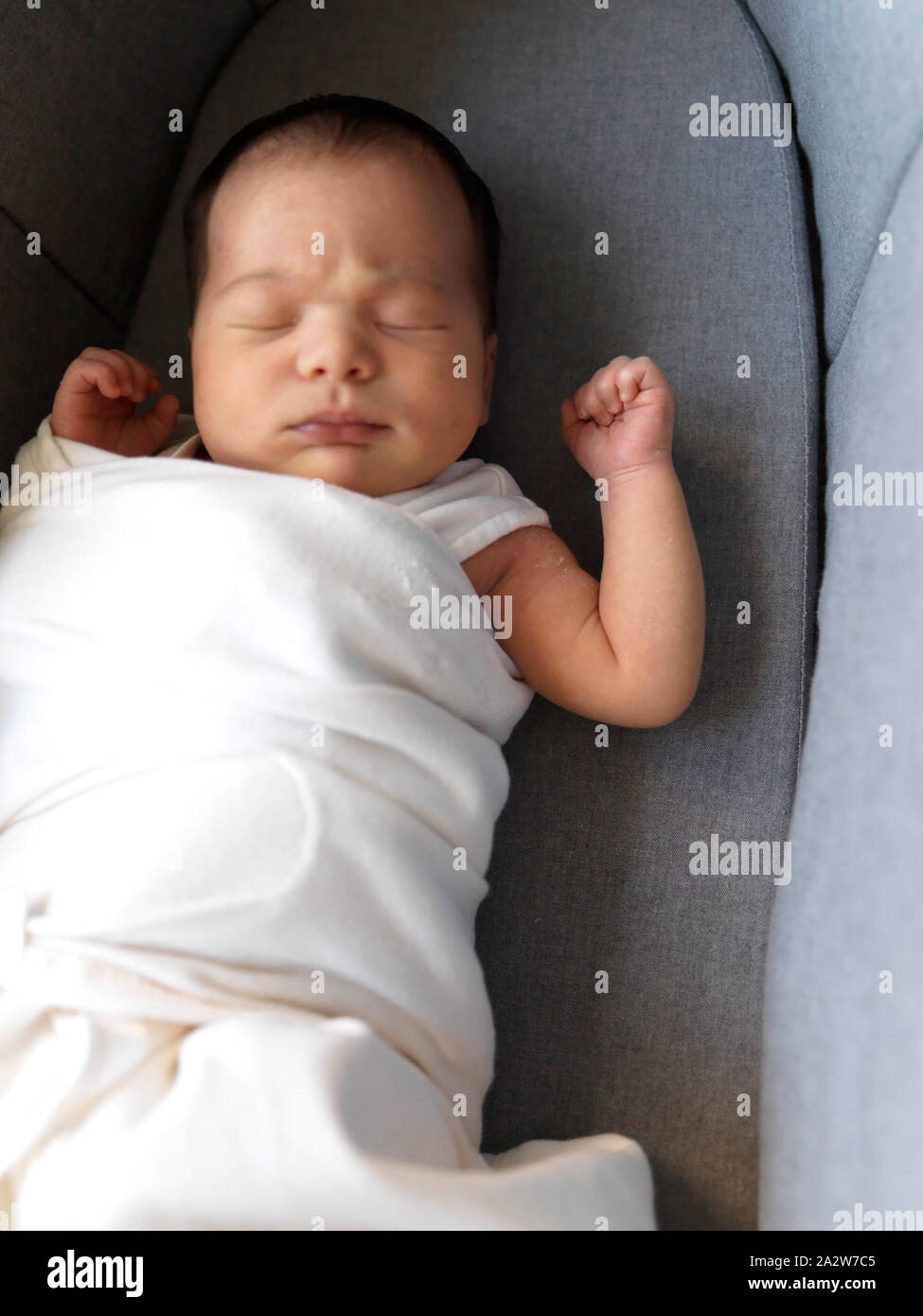 2 Wochen altes Baby in Wiege Stockfoto