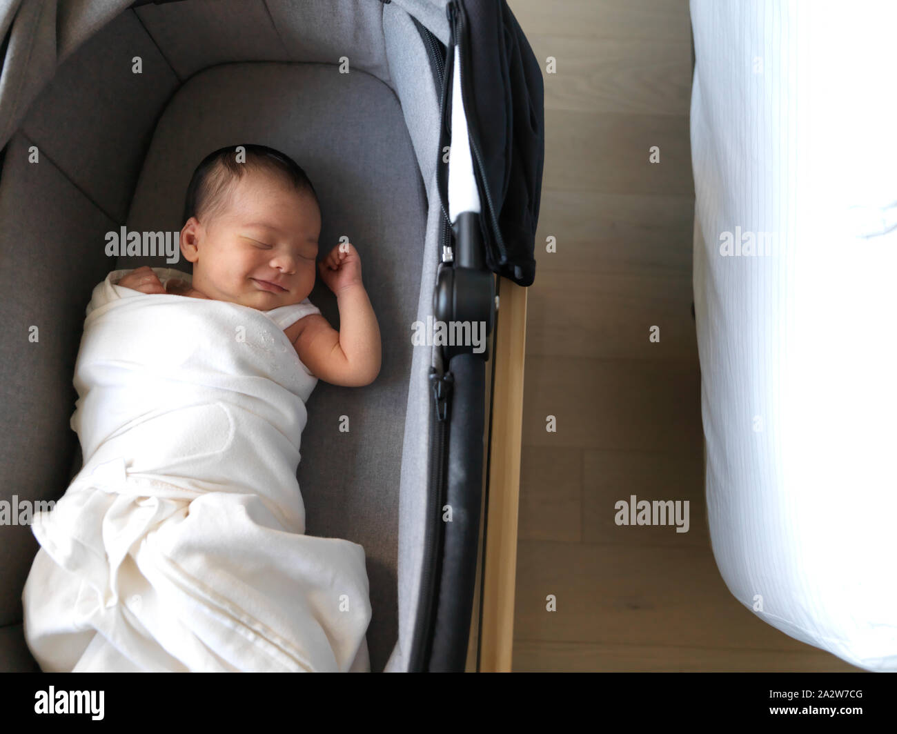 2 Wochen altes Baby in Wiege Stockfoto
