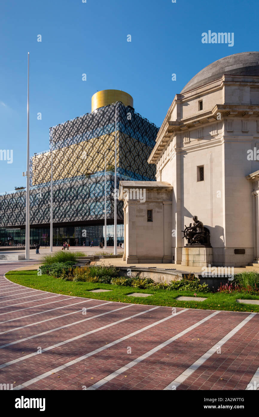 Kontrastierende architektonischen Stilen, die neue Bibliothek von Birmingham und die Halle der Erinnerung, Centenary Square, Birmingham, Großbritannien Stockfoto