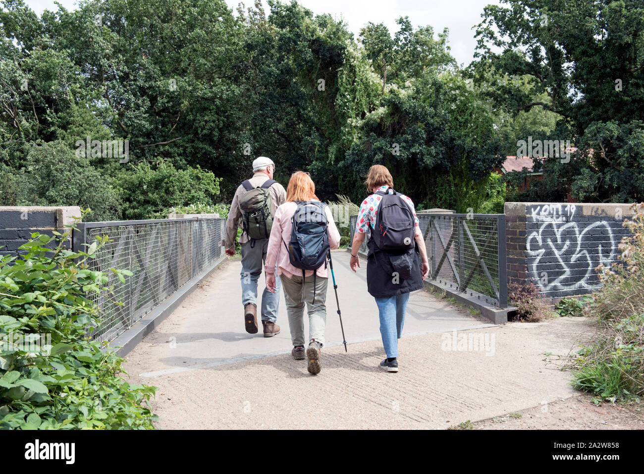 Menschen zu Fuß entlang der Parklandschaft zu Fuß eine stillgelegte Bahnstrecke jetzt ein urban Nature Reserve, London Borough von Haringey England Großbritannien UK Stockfoto