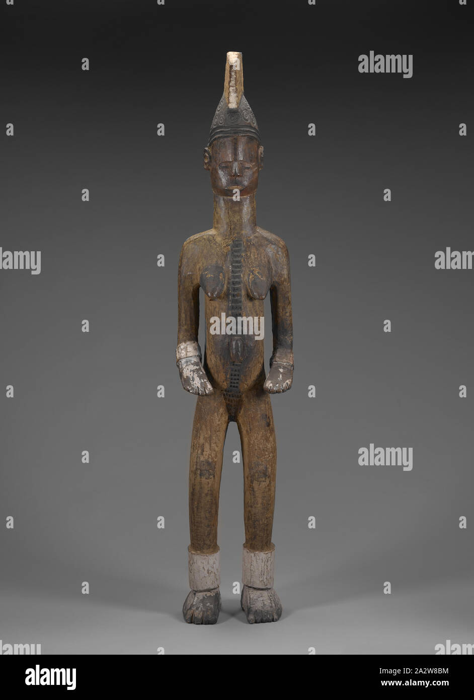 Weibliche Figur, Igbo, Holz, Pigment, H: 52-1/4-in., Afrikanische Kunst Stockfoto