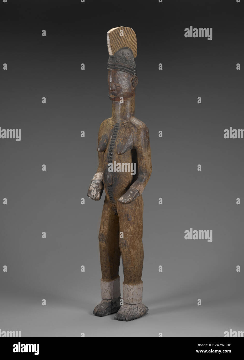 Weibliche Figur, Igbo, Holz, Pigment, H: 52-1/4-in., Afrikanische Kunst Stockfoto