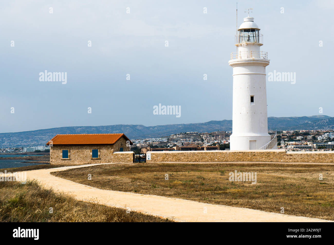 Eine Küsten berühmte Leuchtturm innerhalb von Paphos Archäologischen Park auf der Insel Zypern, in der Nähe der Stadt Paphos Stockfoto