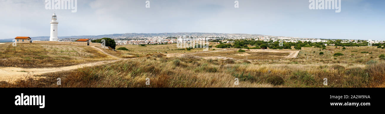 Panoramablick von Küsten berühmte Leuchtturm innerhalb von Paphos Archäologischen Park auf der Insel Zypern, in der Nähe der Stadt Paphos Stockfoto