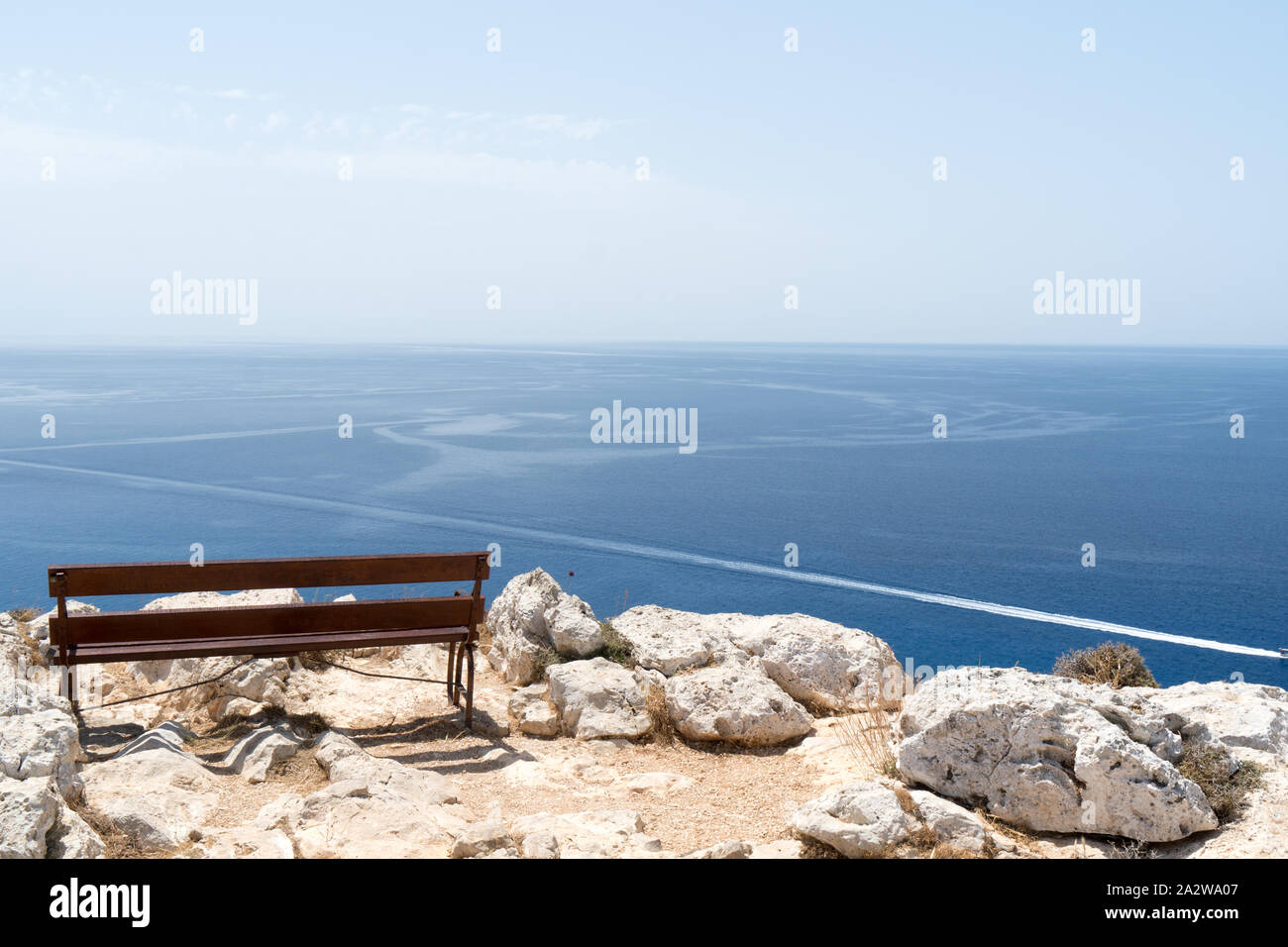 Bank, auf Zypern Küste mit einem butifull Blick auf den blauen Himmel und Meer Stockfoto