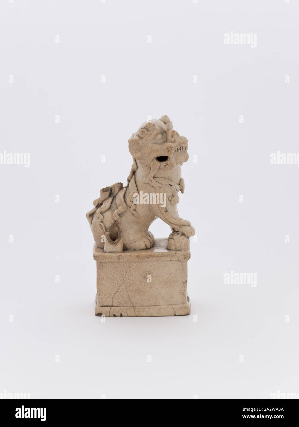 Hund von Fo, Datum unbekannt, Keramik oder Porzellan, H: 5-1/2", Asiatische Kunst Stockfoto