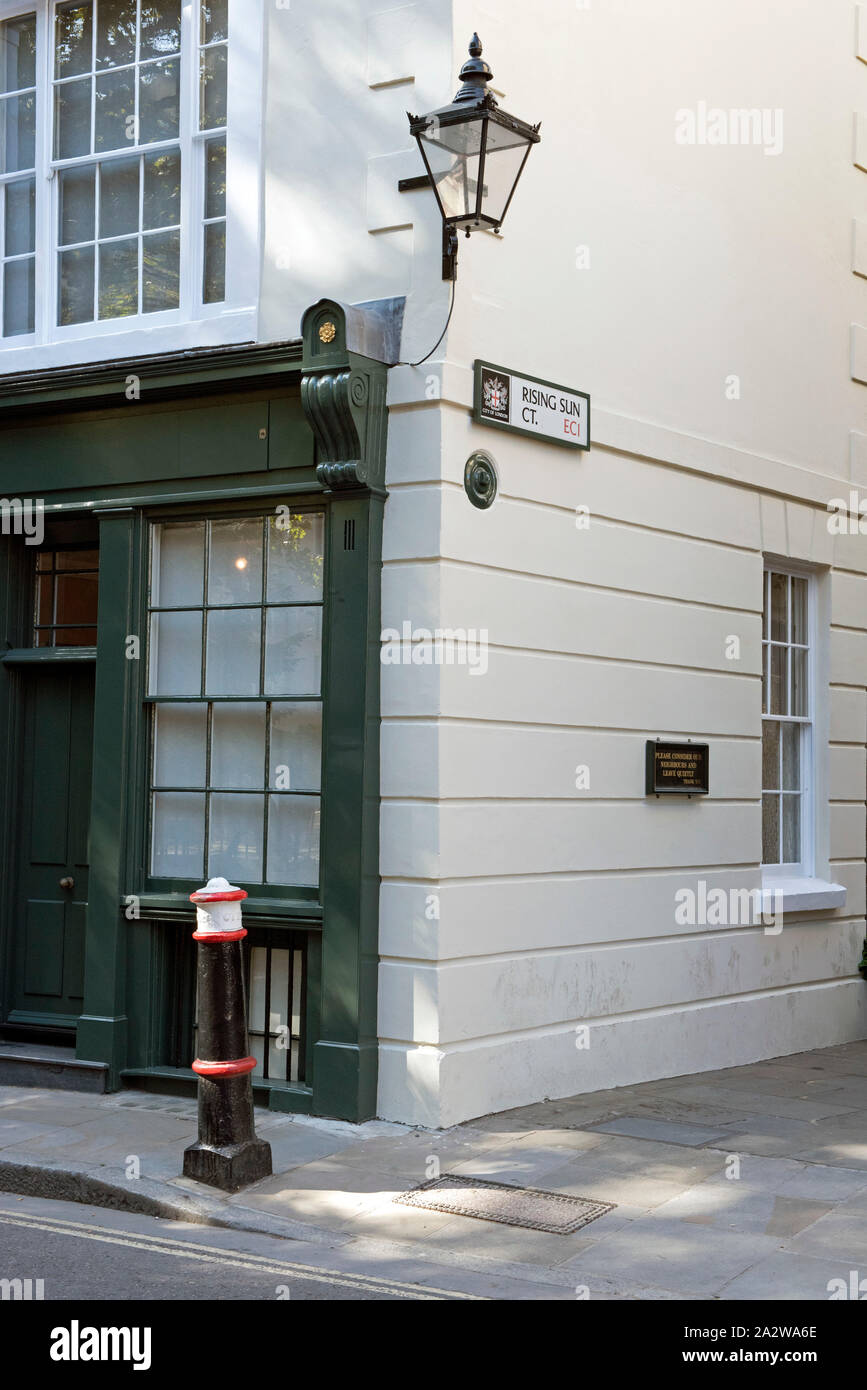 Straße Ecke mit viktorianischen Lamplight und der Londoner City Poller, Rising Sun Court, EG 1 England Großbritannien UK Stockfoto