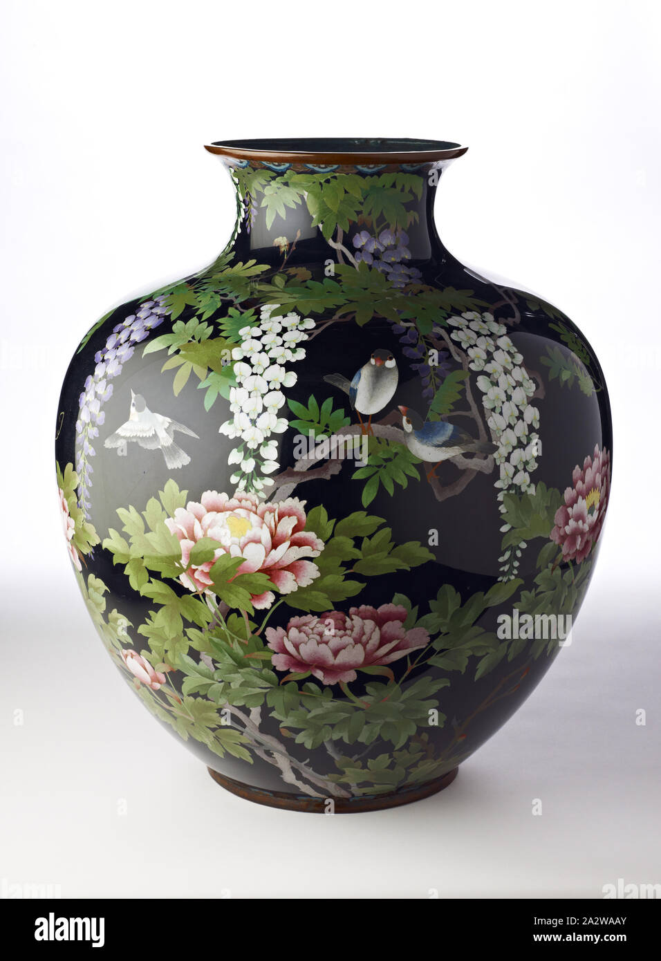 Cloisonné Vase, Meiji, Meiji, Emaille auf Kupfer, 25-3/4 x 19 (Durchm.)., Asiatische Kunst Stockfoto