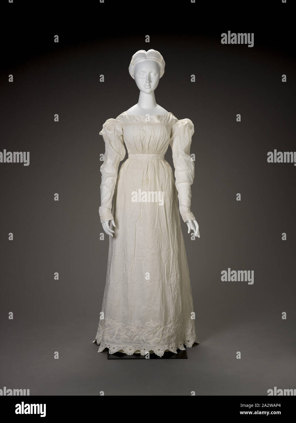 Kleid, 1820, Leinen, Baumwolle, L:53-1/2-in. (Schulter bis Saum) Büste: 28-1/2-in., Französisch, Textil und Mode Kunst Stockfoto