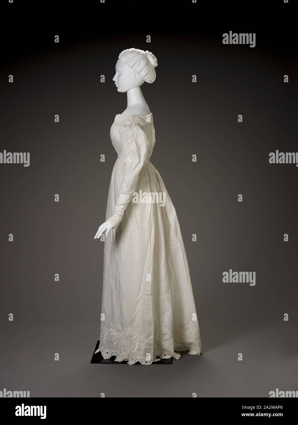 Kleid, 1820, Leinen, Baumwolle, L:53-1/2-in. (Schulter bis Saum) Büste: 28-1/2-in., Französisch, Textil und Mode Kunst Stockfoto