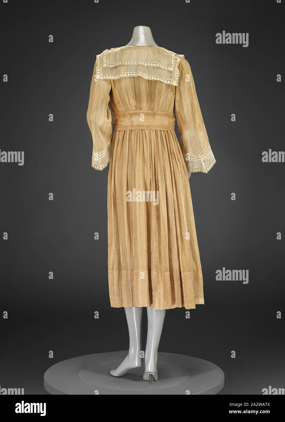 Kleid, Unbekannt, ca. 1918-1920, Baumwolle voile, Organdy, Spitze, Mitte, 44 in., 44 in. vorne in der Mitte, Büste 32, Taille 28, Hüfte 38 cm, Ärmellänge 19, Schultern 13-1/2-in., American, Textil und Mode Kunst Stockfoto