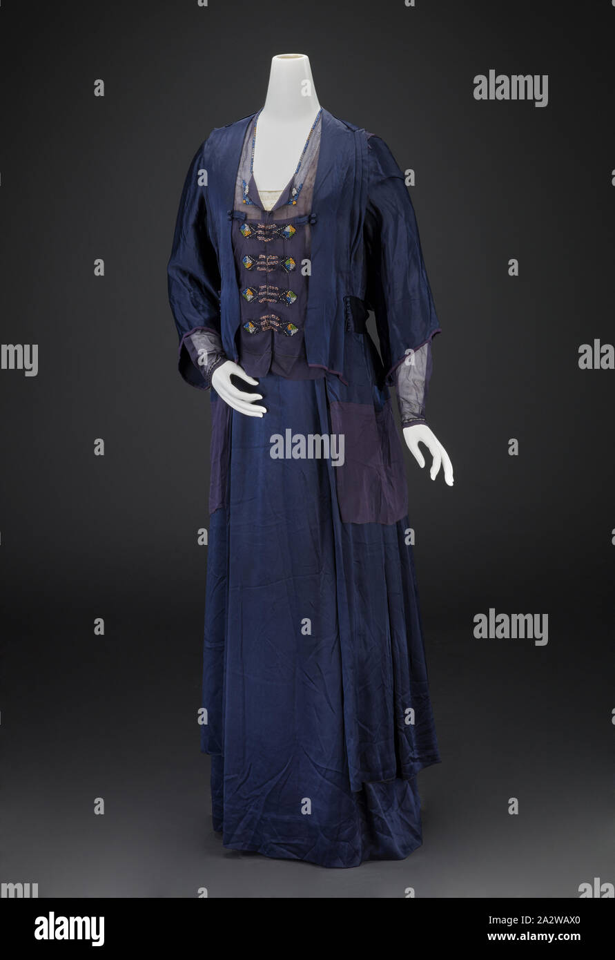 Kleid, Unbekannt, ca. 1915, Seide, Satin, Seide, georgette, Perlen, Netting, Mitte, 58 in., 50 in. vorne in der Mitte, Büste 34 in., Taille 30-1/2-in., Hüften 44 in., Ärmellänge 22 in., 14 in., Schultern, bestickt, zusammen selvedge Kanten der Fabric auf Innenraum, Wiederholen: USA GOETZ, Amerikanische, Textil und Mode Kunst Stockfoto