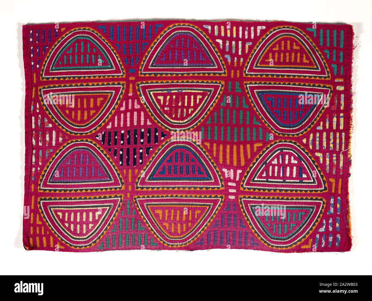 Shirt Panel (Mola), Kuna, ca. 1950 s, Appliqued cotton, 16-1/8 x 23-1/4-in., Textil und Mode Kunst Stockfoto
